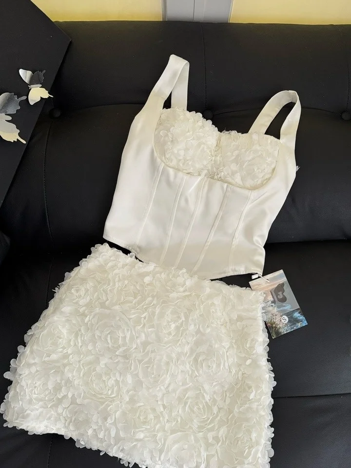 

Новый комплект: топ с изысканной вышивкой и кружевными вставками, юбка А-силуэта. Женский летний комплект для стройности, мода 2026.