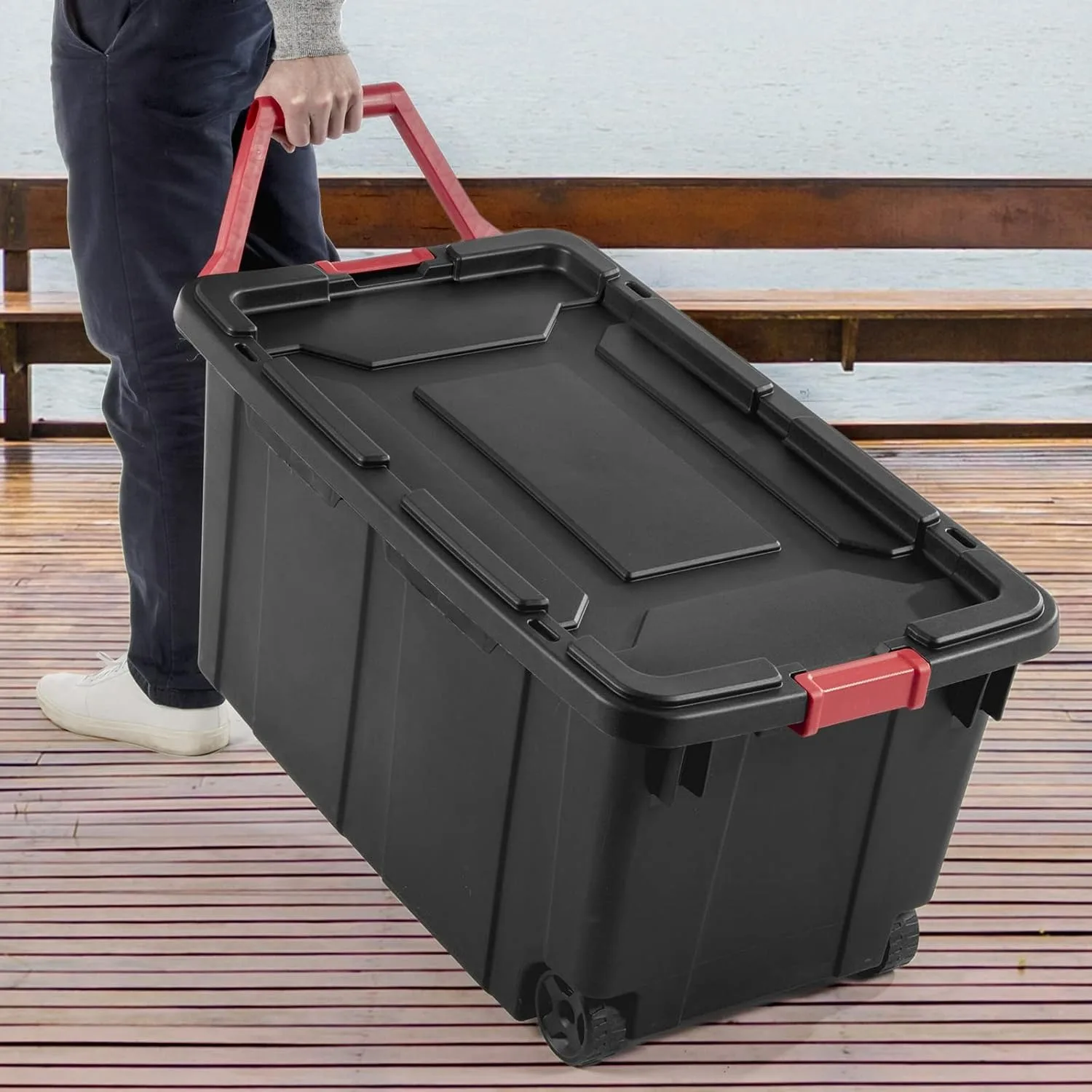 طقم مكون من قطعتين من صناديق تخزين بلاستيكية سعة 40 جالون مع أغطية وأقفال أمان، مناسب لتنظيم المرآب والأرفف المعدنية