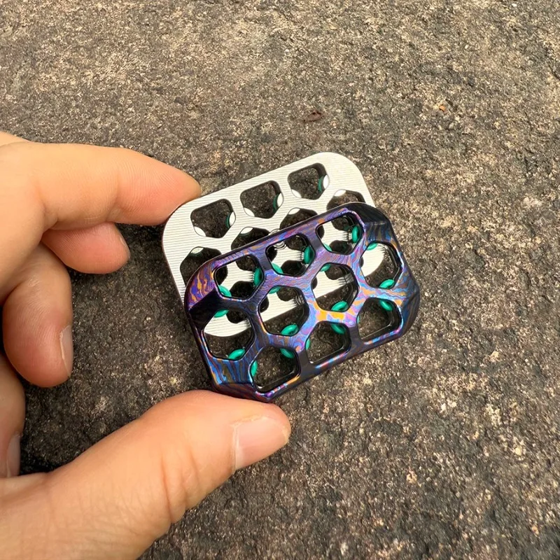 Totalmente scavato rospo EDC posizione infinita zirconio cavallo magnetico in metallo punta delle dita push card giocattolo da tavolo di decompressione