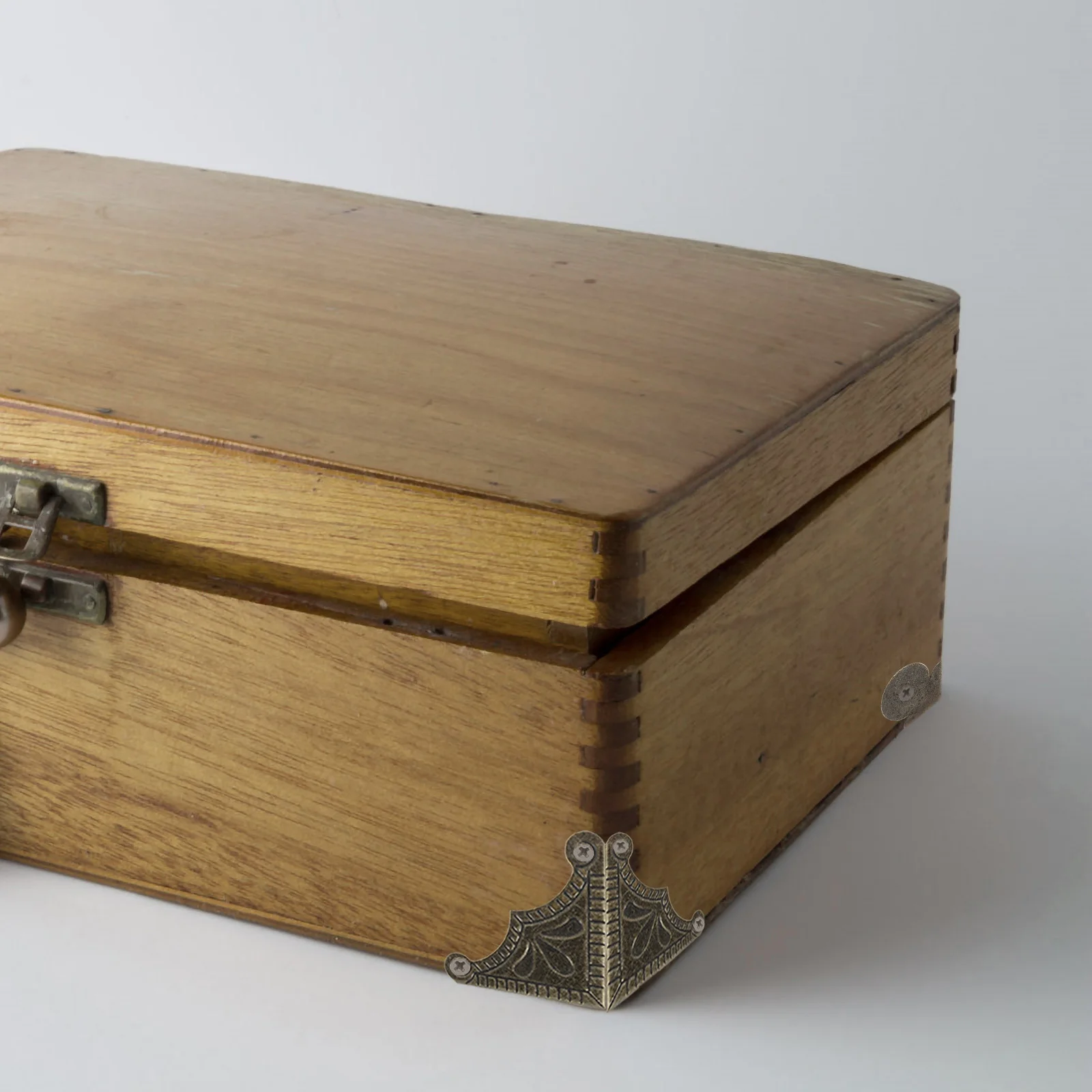 

30pcs Corner Covers Metal Edge Protectors For Furniture Cabinet Box Vintage Style Table Bumpers Hardware Fittings