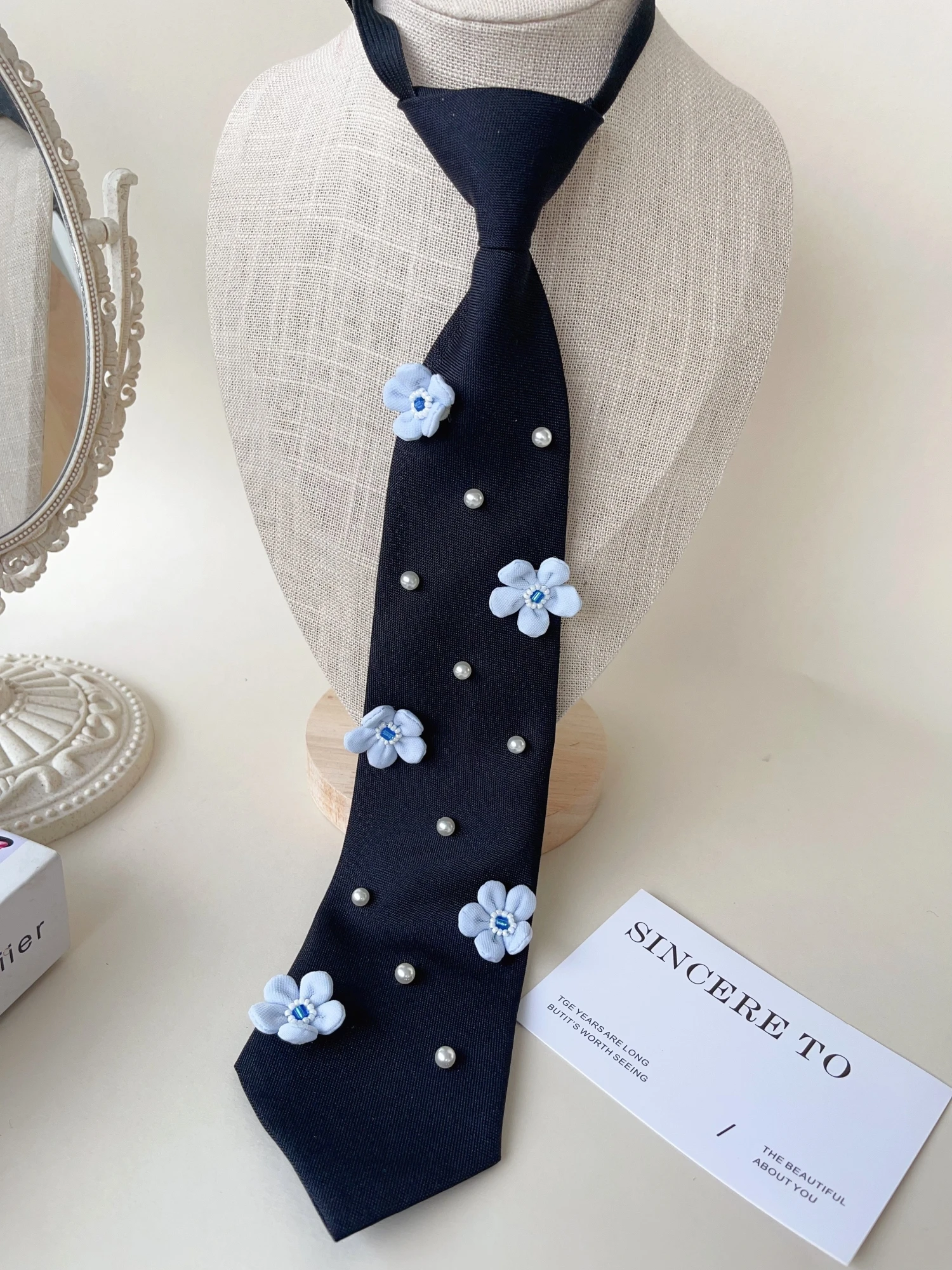 【2025 Neue Kollektion im Sanften Stil】Stoffblumen-Perlen-Dekoration Damen-Krawatte für Abendpartys, Verstellbares Halsband, Leichter Luxus, Doppelnutzung, Vielseitiges Frühlings-/Sommer-Accessoire, Elegantes Accessoire – Detail 6