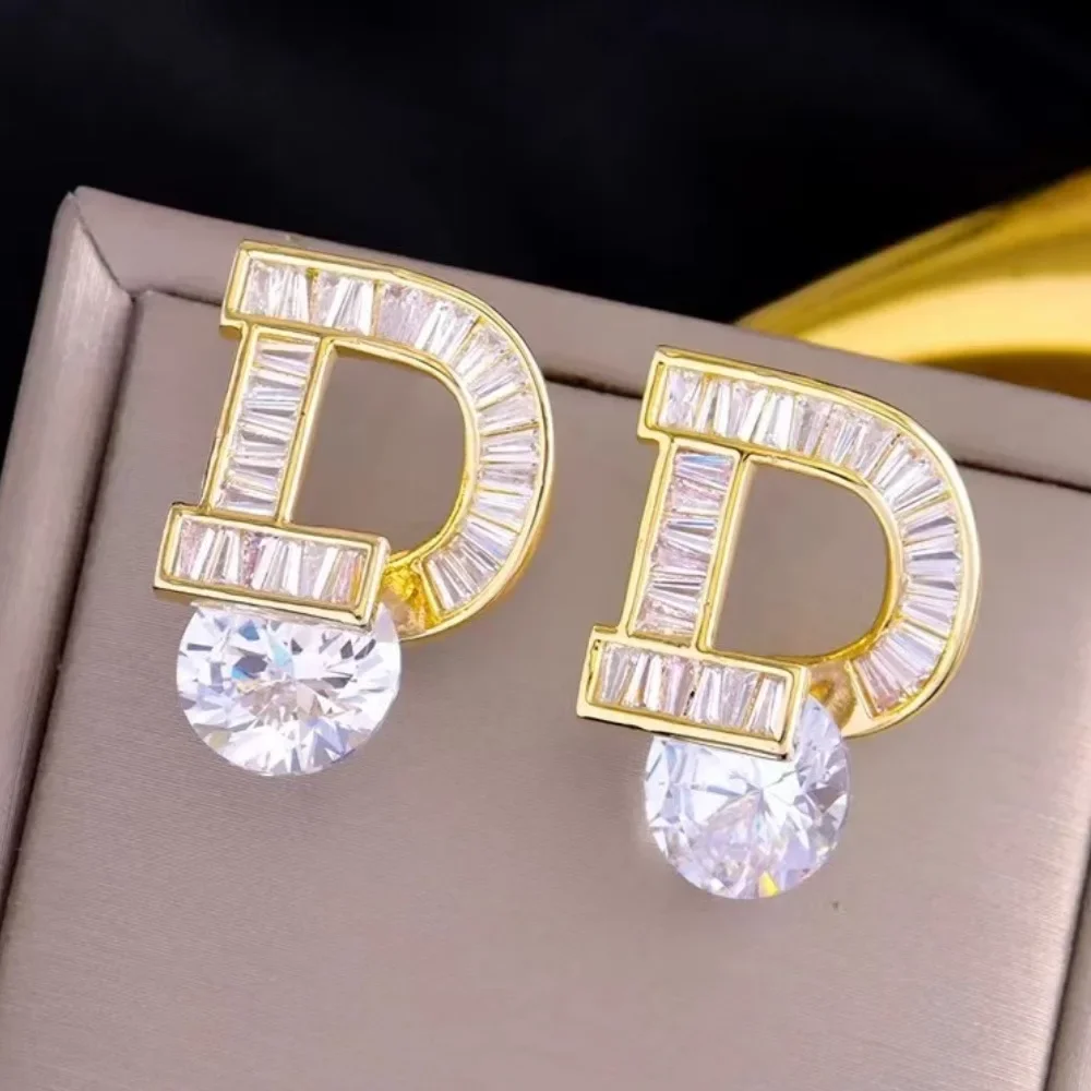 

2025 New Women's Earrings, D letter inlaid with zircon, simple and fashionable women's earrings, women's Valentine's Day gift.
