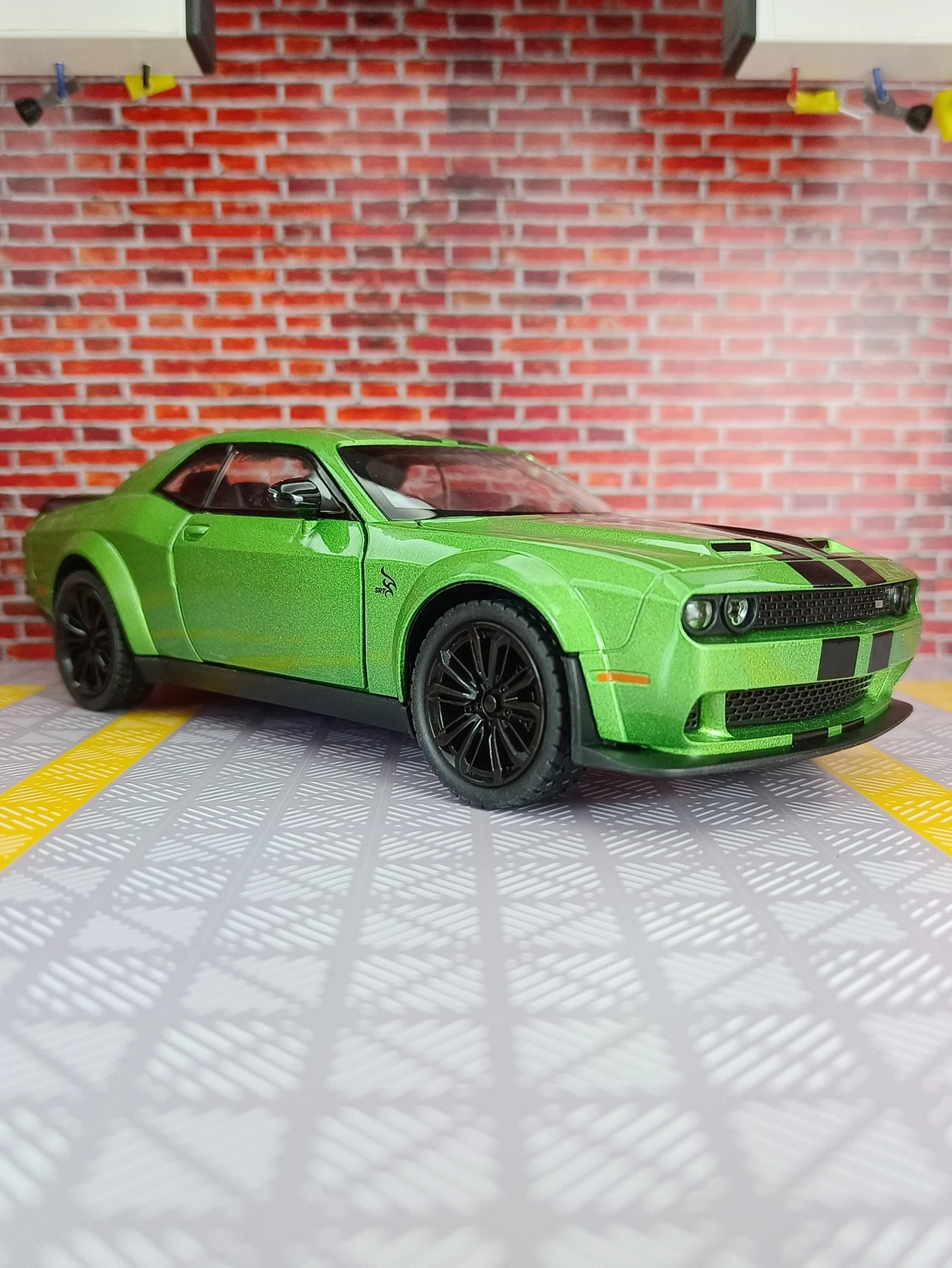 1:22 SRT 合金車モデル音響光学プルバックおもちゃの車、豊富な詳細、細かい仕上がり、友人へのギフトとして贈ることができます。