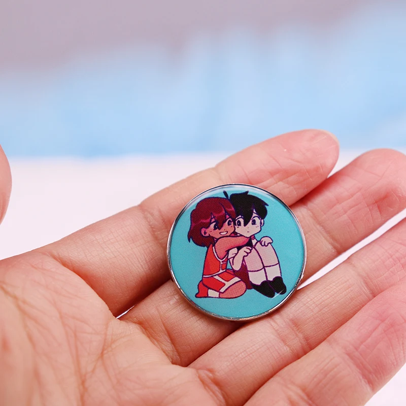 Omori قل ومشمس المينا دبوس زر الكرتون شارة لعبة الرعب مجوهرات اكسسوارات