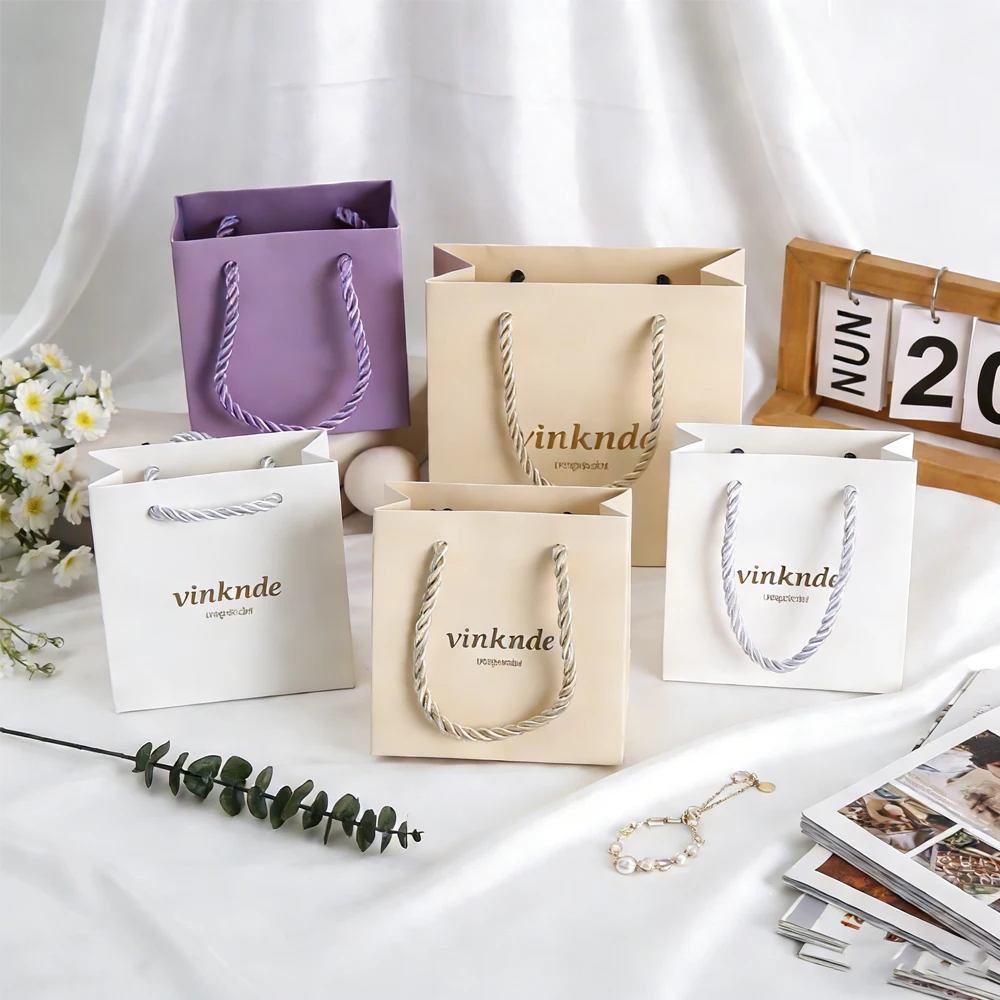 

Бумажные пакеты для упаковки ювелирных изделий, бежевые, с ручками, из крафт-бумаги, персонализированные, для одежды, цветов, свадебных подарков и сувениров.