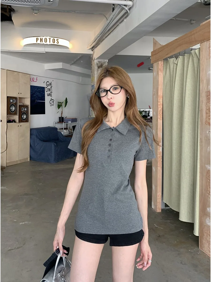 تي شيرت نسائي صيفي جديد بتصميم كوري أنيق بياقة بولو وأزرار، قصير الأكمام وضيق، عصري وأنيق