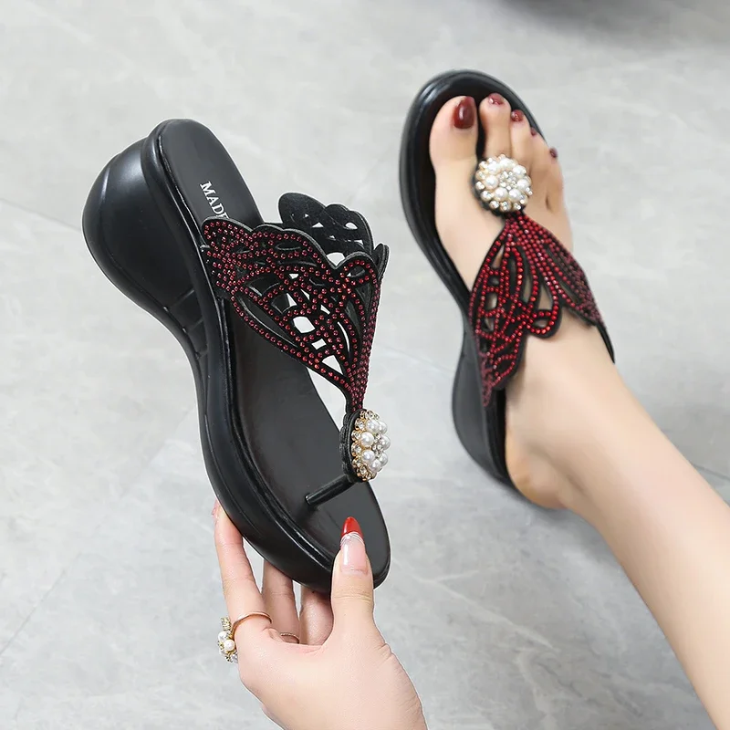 ‌ 2025 رائجة البيع الصيف الوجه يتخبط النعال النسائية اللؤلؤ كريستال مزين جولة تو منصة في الهواء الطلق عادية اليومية إسفين صندل