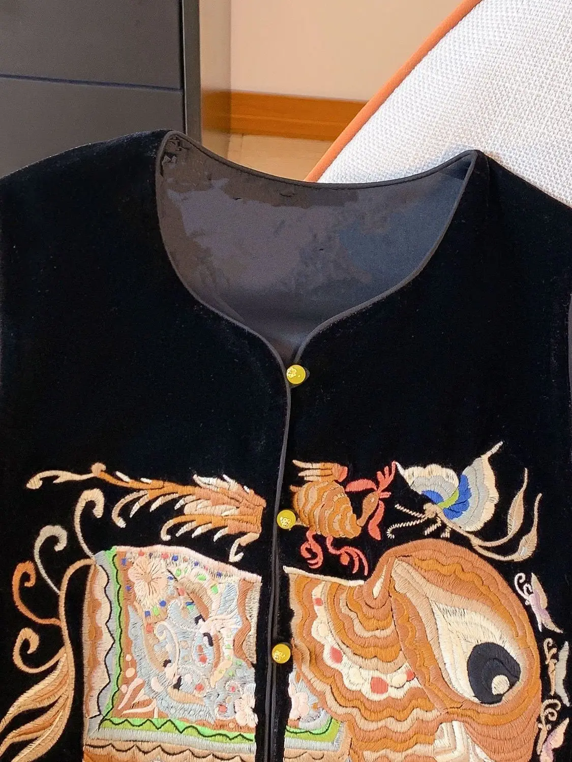 Nowa chińska kamizelka damska z bogatym haftem, okrągły dekolt, materiał z jedwabnego aksamitu, do pracy, elegancka, o regularnej długości, zapinana na jeden guzik.