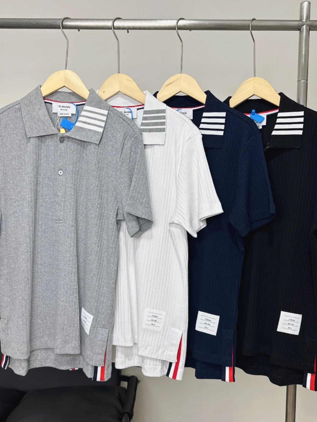 

Summer 2024 New Sle Four Stripe Color Woven ort Sve Turn-down Collar Women's Knitted T-irt Top Straight Tube pe