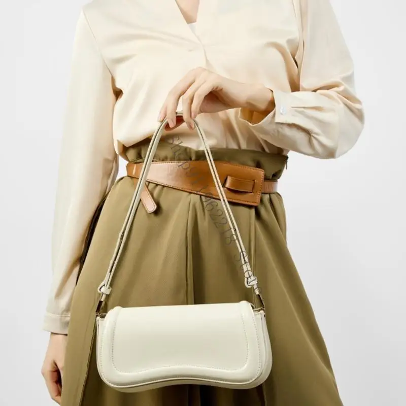 

Уникальная женская сумочка с регулируемым ремнем кожи кожи на плече.