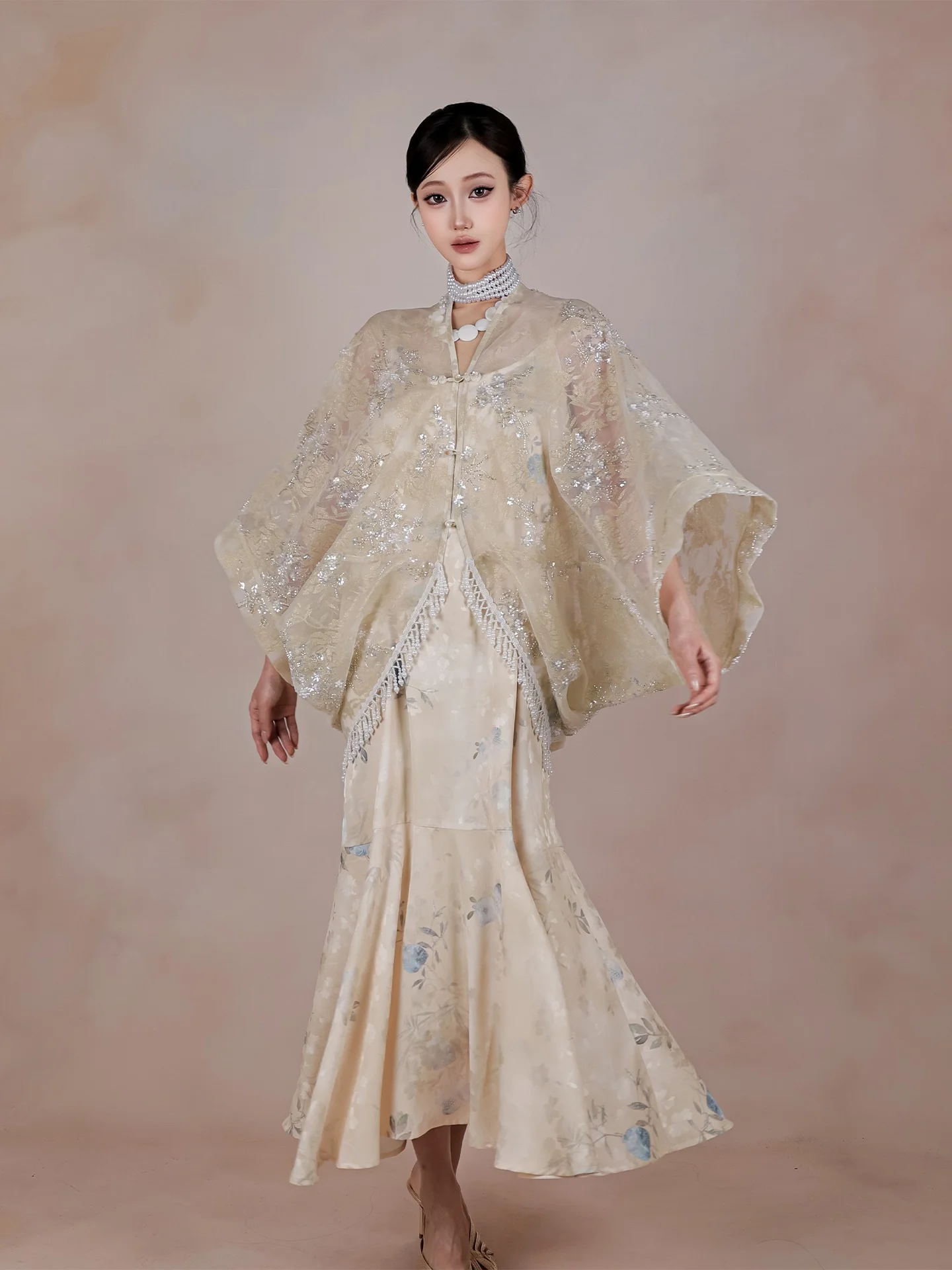 

Новое китайское платье-комбинация из сетки с пайетками, вышивкой, жемчугом и бахромой, с цветочным узором, атласное, с длинными рукавами, на пуговицах, с воротником-стойкой, из двух частей.