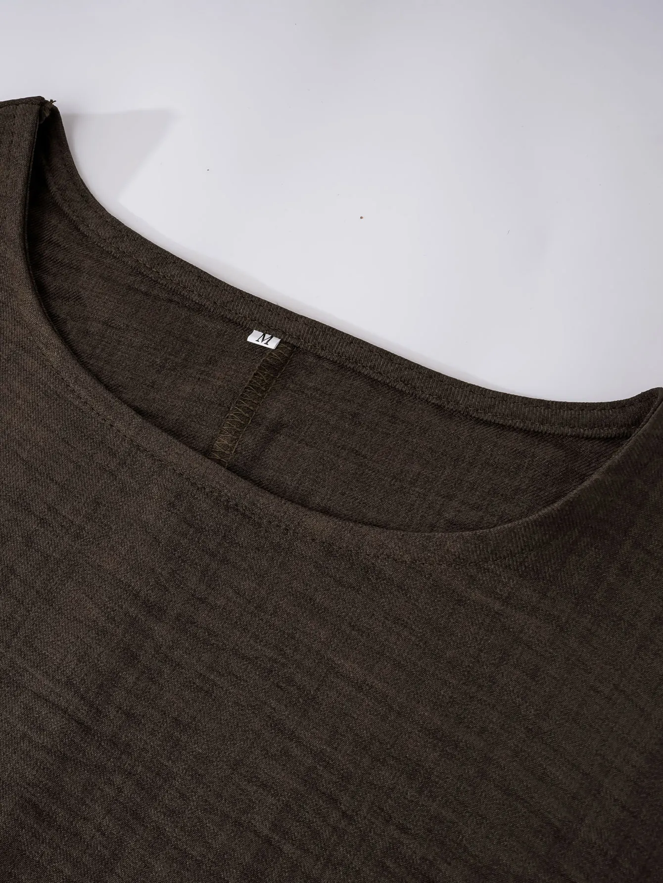 2025 ใหม่ขายร้อนผู้หญิงมุสลิมสีน้ําตาลเข้ม Abaya อิสลามเหมาะสําหรับแฟชั่นเจียมเนื้อเจียมตัวในตะวันออกกลางเช่น UAE และซาอุดีอาระเบีย