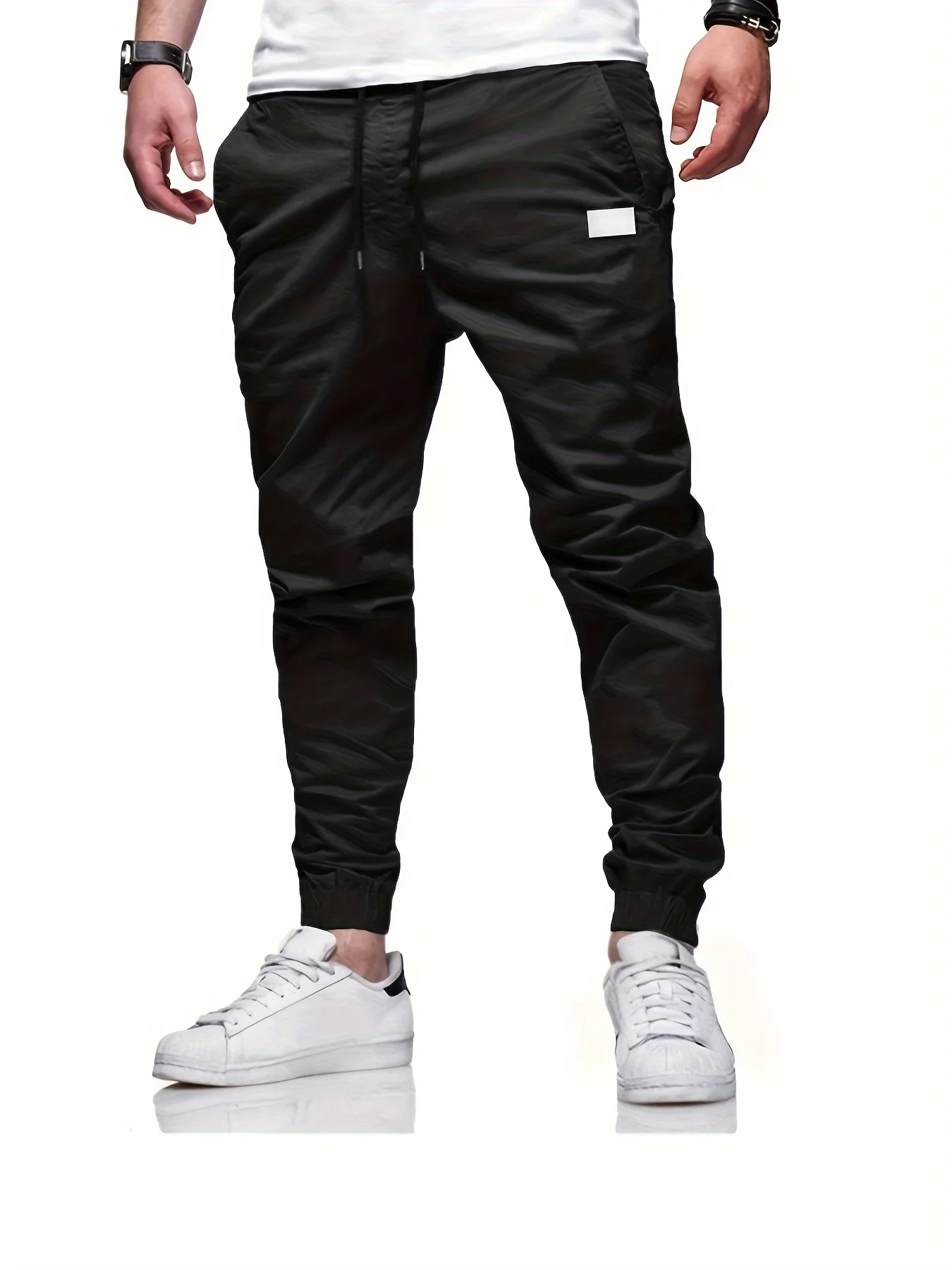 Einteilige, lässige Herren-Cargohose in einfarbigem, schmal geschnittenem, leicht elastischem und schlichtem Design für alle Jahreszeiten.