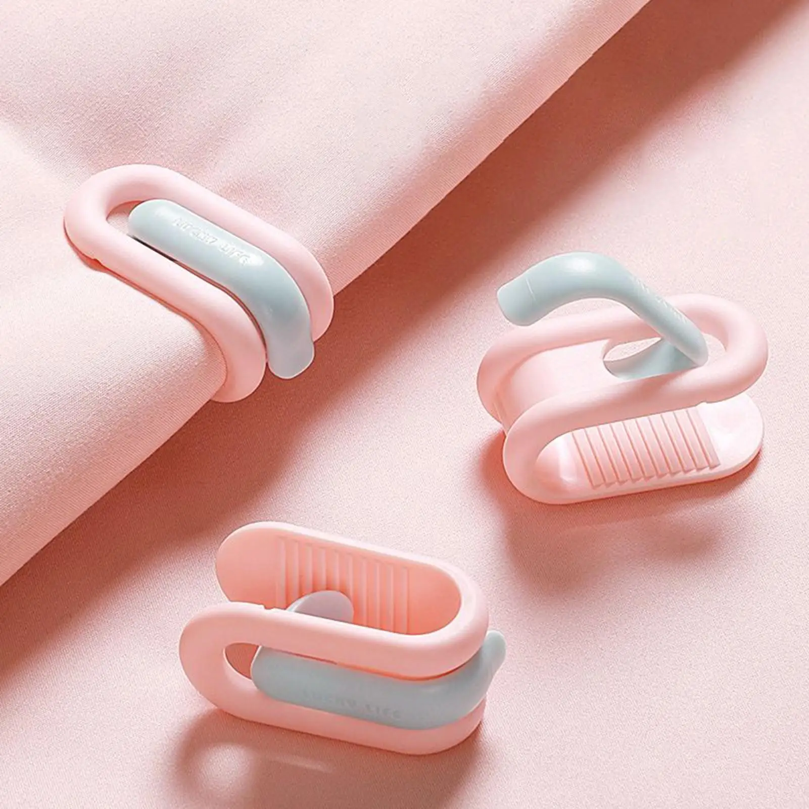 Duvet Clips No Pins Quilt Fixer Clip 12 Pieces Reusable Bedding Holder Clamps Blanket Fixation Grippers Prevent Bunching