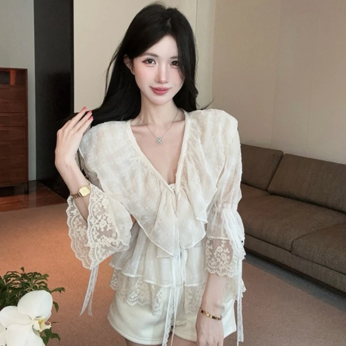 

Retro Sweet Lace Shirt Princess Sleeve Thin V-neck Pure Desire Style Air Conditioner Top Women's Fashion French Style Princes...