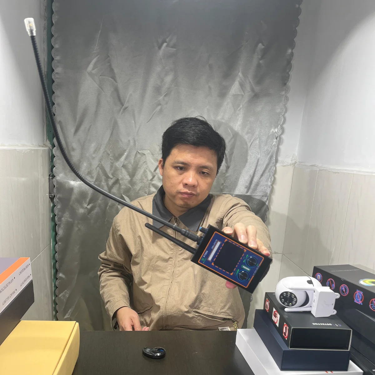 

Многофункциональный детектор безопасности 4-в-1: обнаружение GPS, беспроводных камер, прослушивающих устройств и излучения с регулируемой чувствительностью