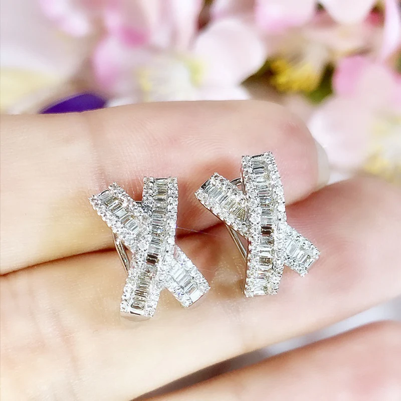 Huitan Mode Kreuz Ohrstecker für Frauen Ohr Piercing Einfache Stilvolle Weibliche Accessoires Party Täglich Tragen 2022 Trend Schmuck