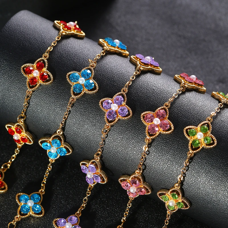 A hand chain in the shape of a four-leaf clover with rhinestones, simple and fashionable, suitable for all occasions.