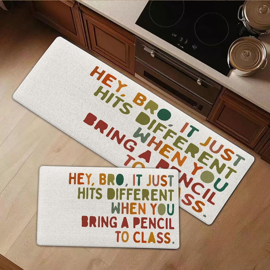 Alfombra de cocina de franela (1/2/3 piezas) – Alfombra de suelo con cita divertida: ¡Hola, hermano, es diferente cuando traes un lápiz a clase! Alfombra estampada de franela antideslizante para dormitorio, sala de estar, decoración de dormitorio, entrada del hogar, alfombra lavable, cómoda.