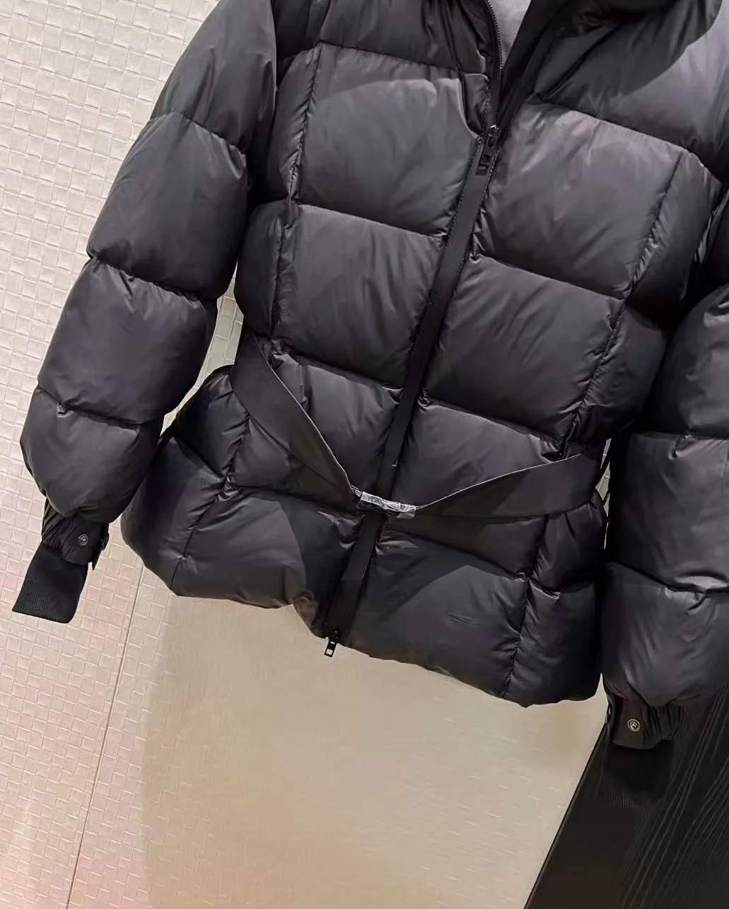 Inverno novo elegante e elegante à prova de vento e impermeável com capuz gola alta jaqueta para mulher
