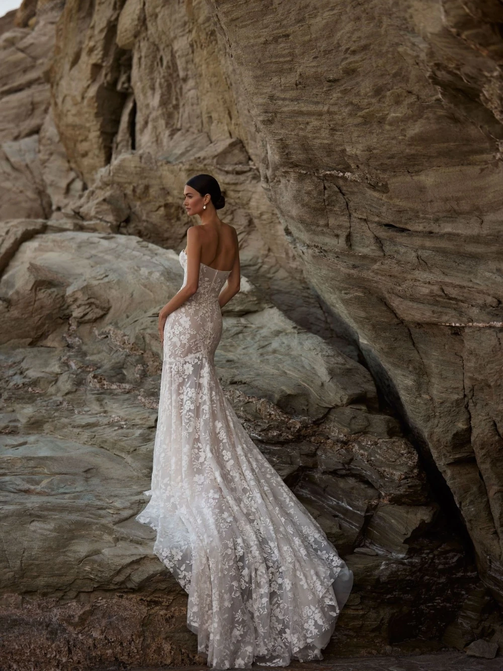 Suknia ślubna syrena na zewnątrz, delikatne aplikacje, szyta na miarę, pełna wdzięku, długi tren, sukienka dla panny młodej, olśniewająca suknia ślubna bez ramiączek.