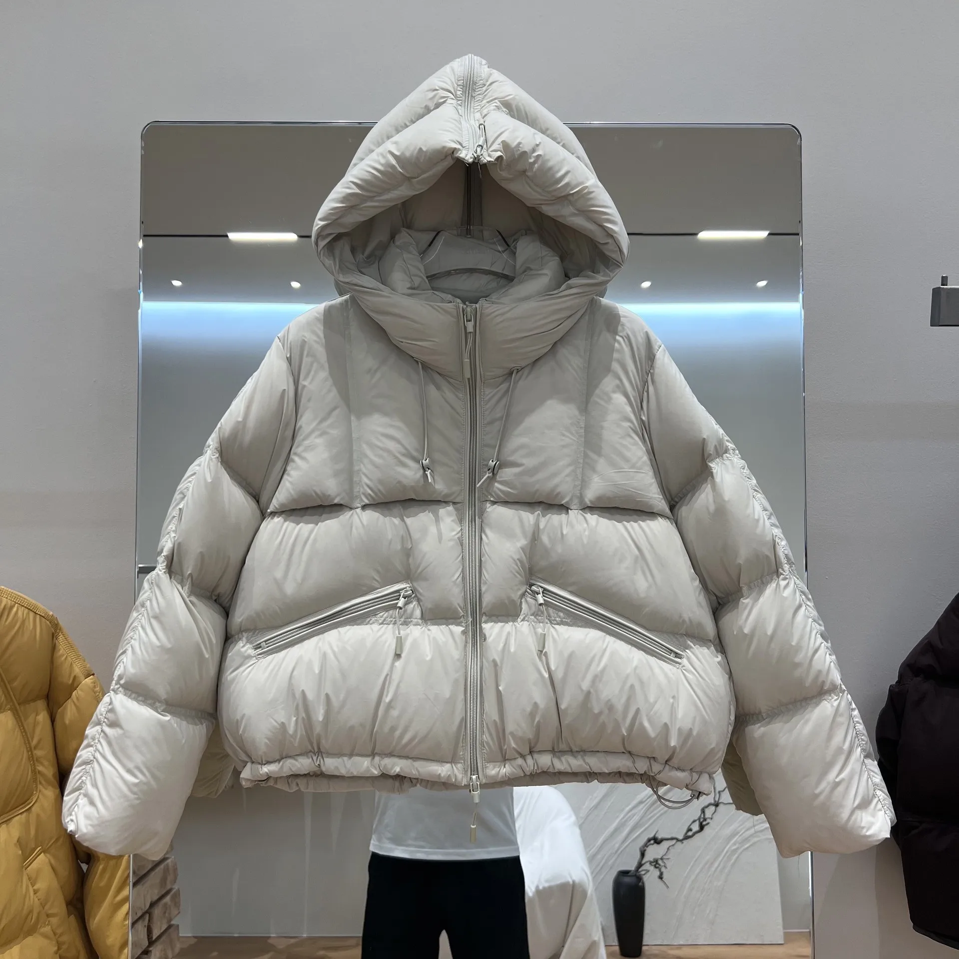 سترة شتوية نسائية لعام 2025 بغطاء للرأس سترة دافئة قصيرة للركاب #1