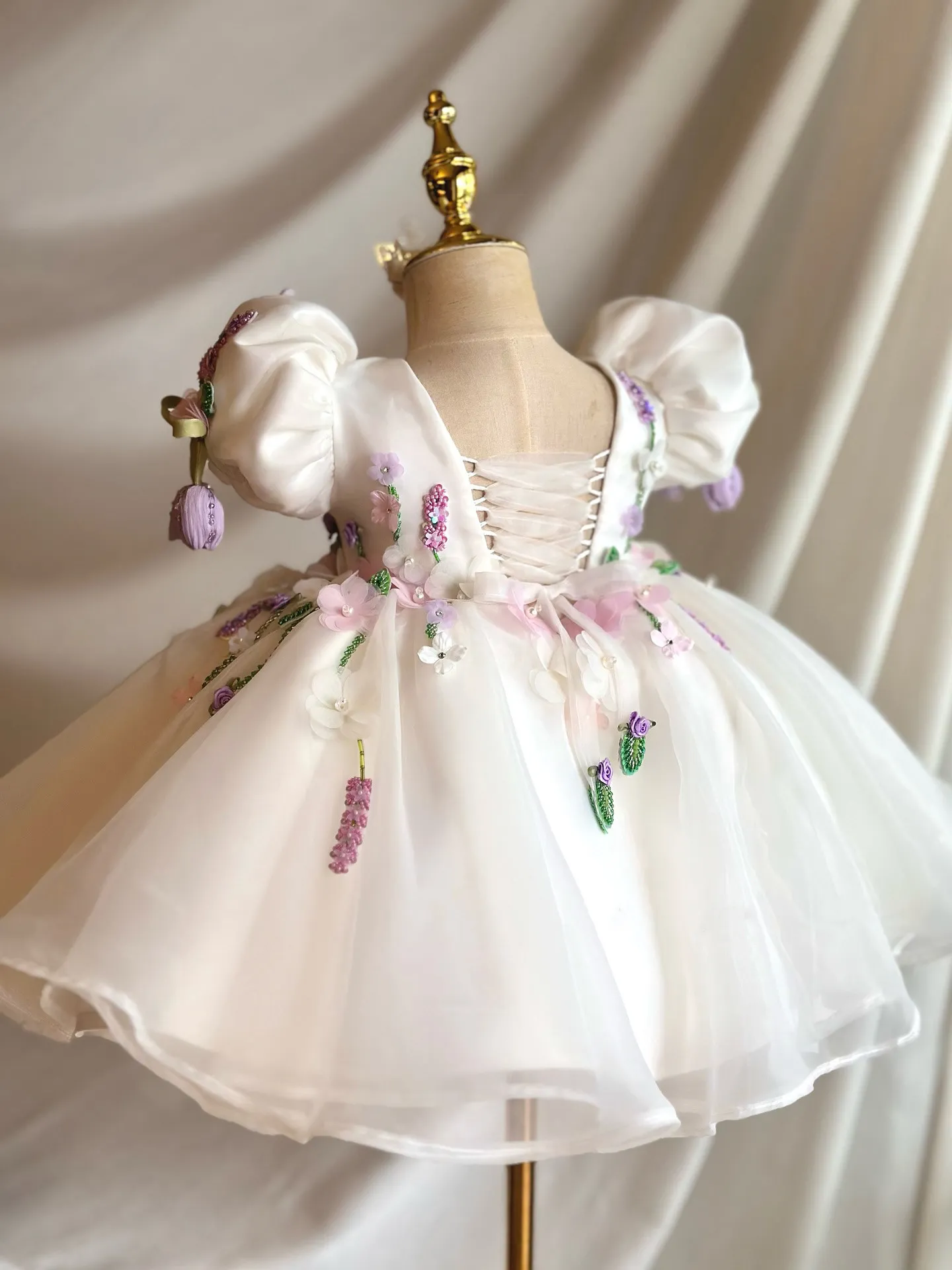 Maßgeschneidertes Blumenmädchenkleid Hochzeitskleid Erstes Weihnachtsfeier-Kleid Puffärmel 3D Blumen Perlen Tüllkleid für Mädchen Festkleid