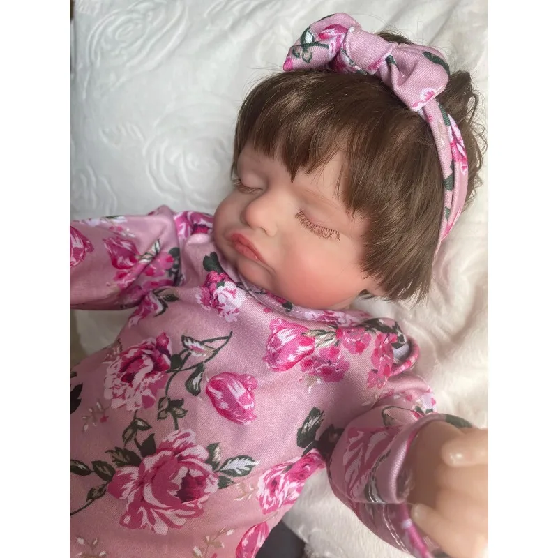 49 cm schattige herboren babymeisjespop Rosalie met bedrukte roze jumpsuit met lange mouwen