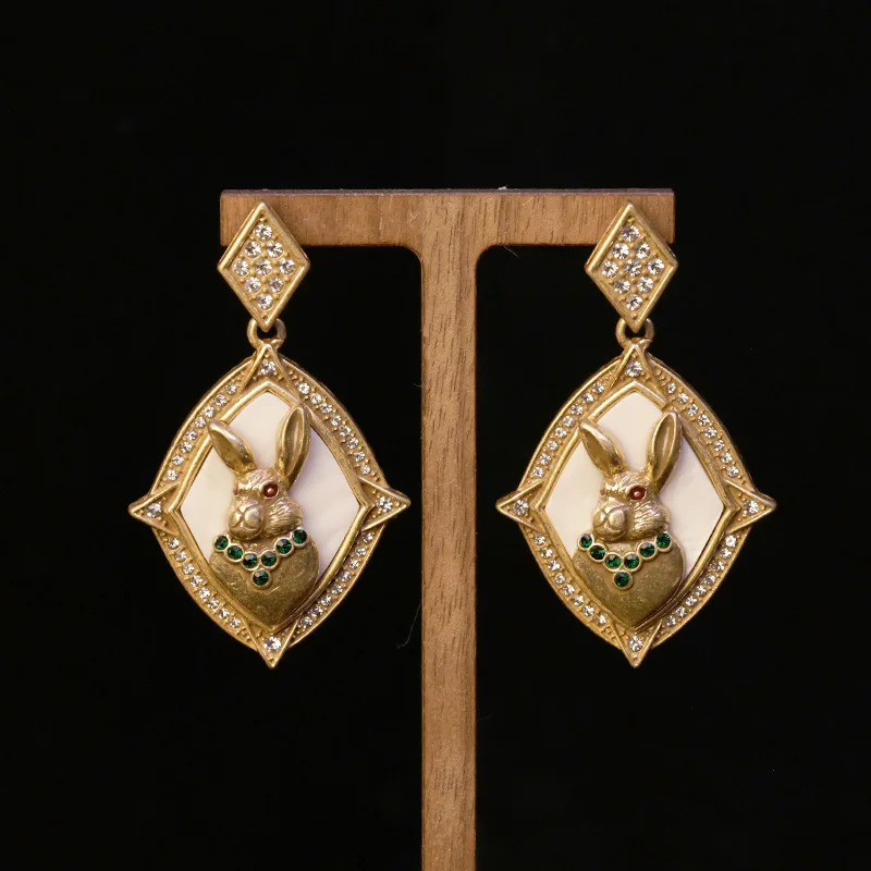 

Винтажные серьги-капли с кроликом, ожерелье, висячий дизайн с белыми эмалированными акцентами, элегантные украшения с животными для женщин, уникальная идея подарка