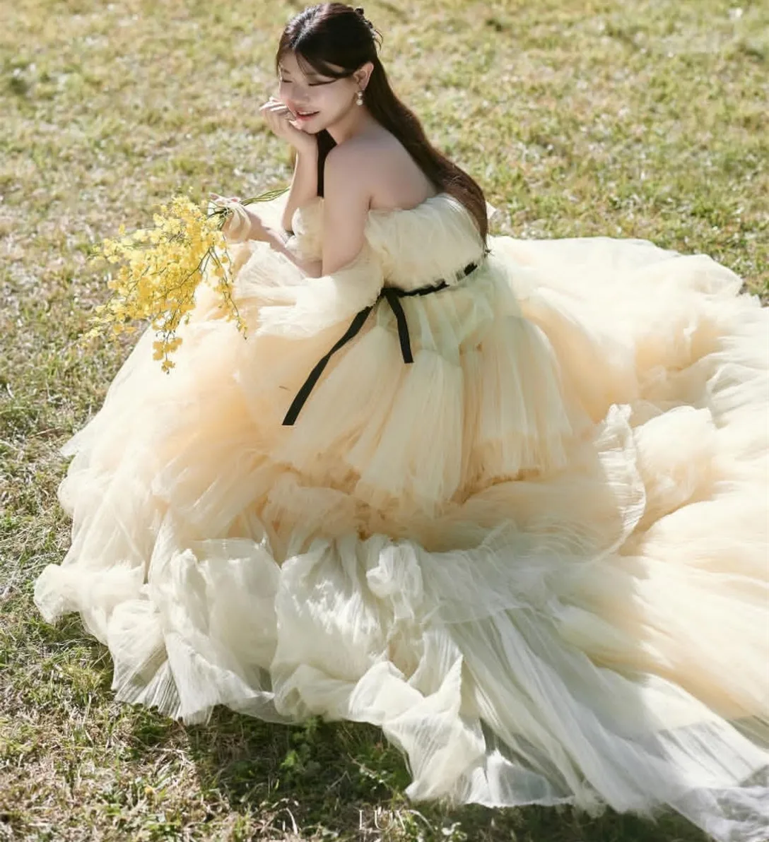 Abiti da sposa lunghi in tulle senza spalline personalizzati Abiti da cerimonia con strascico a pieghe a strati coreani con volant a trapezio