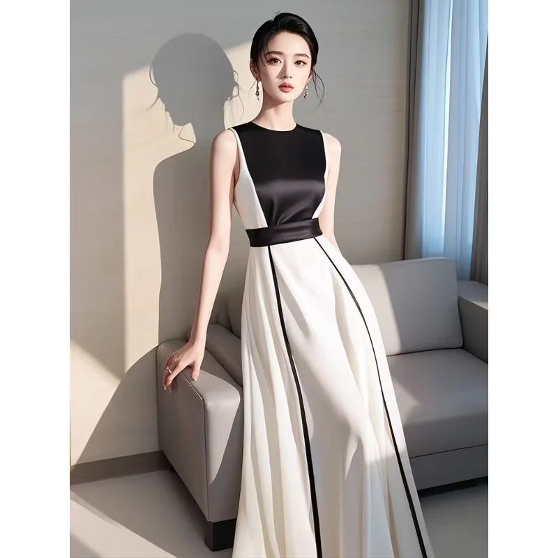 فستان فرنسي أنيق لحفلات أعياد الميلاد للنساء صيفي خفيف فاخر عالي الجودة ورقبة دائرية بدون أكمام فستان طويل نحيف فستان جميل غير رسمي