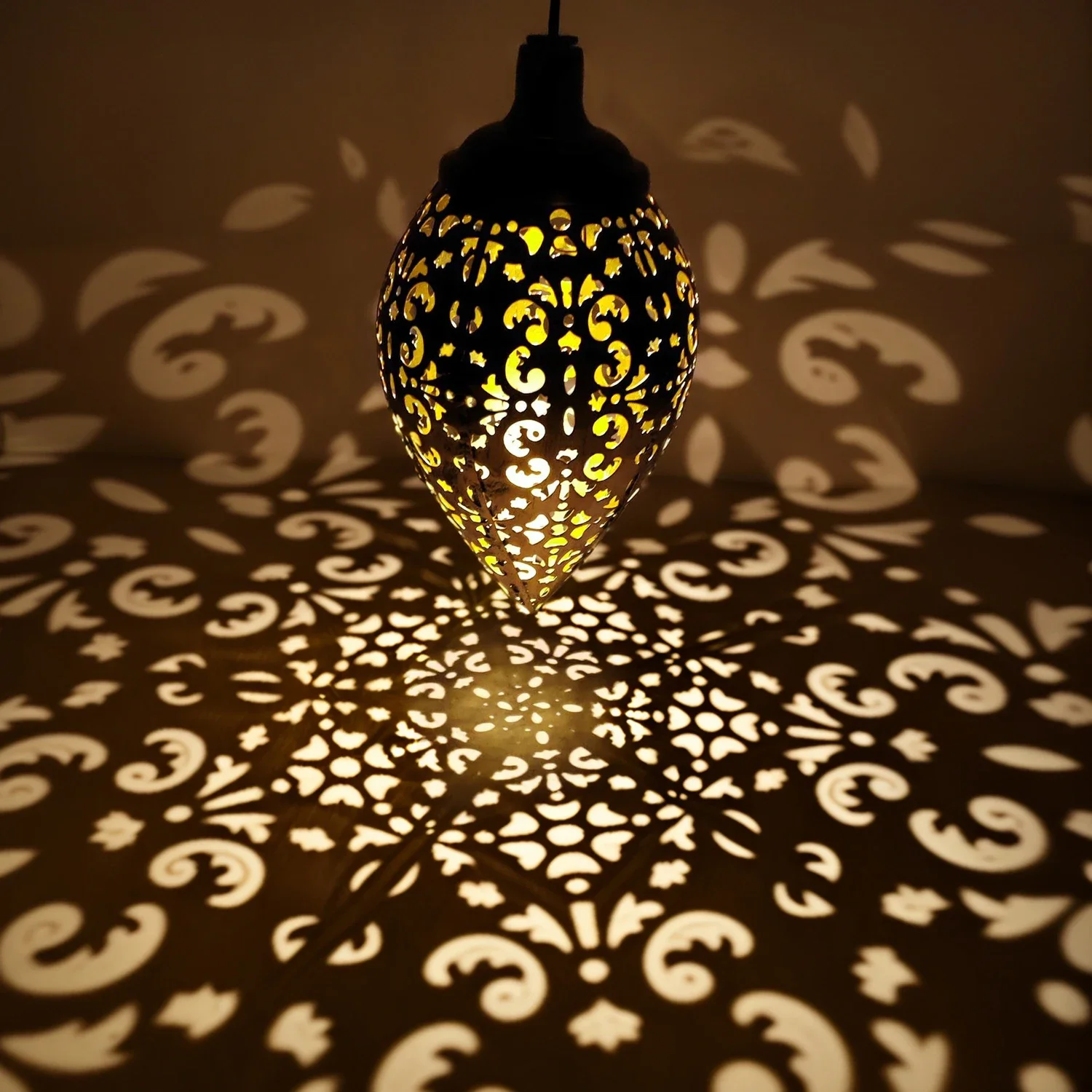 

1 шт. солнечный металлический оливковый шар подвесной светильник с каплями воды - никелевая батарея 600 мАч, устойчивая к атмосферным воздействиям отделка аэрозольной краски, праздничный подарок