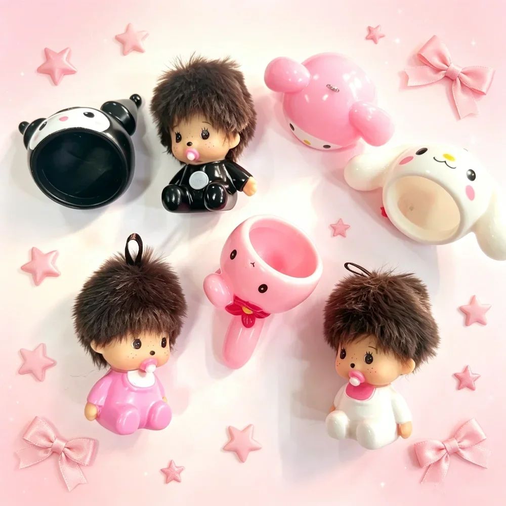 Kitty Monchhichi-Puppe mit abnehmbaren Hüten, die an Taschen gehängt werden können. Niedliche, dekorative kleine Geschenke für den Geburtstag von Paaren und zum Verschenken. – Detail 5