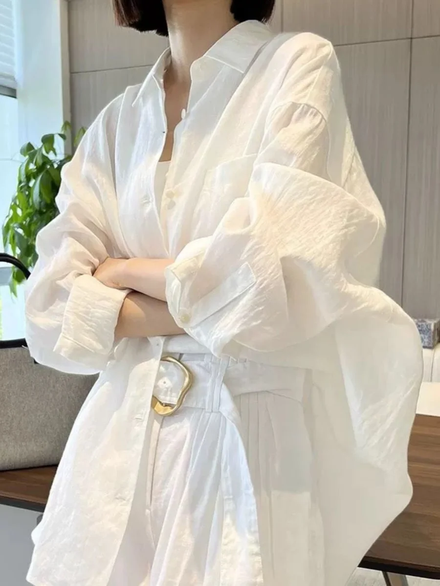 เสื้อคลุมกันแดดผ้าฝ้ายลินินสีขาวแบบใหม่ ปี 2025 ทรงหลวมบางเบา สไตล์ลำลองสำหรับผู้หญิง เสื้อคลุมฤดูร้อน สวมใส่สบาย ระบายอากาศได้ดี