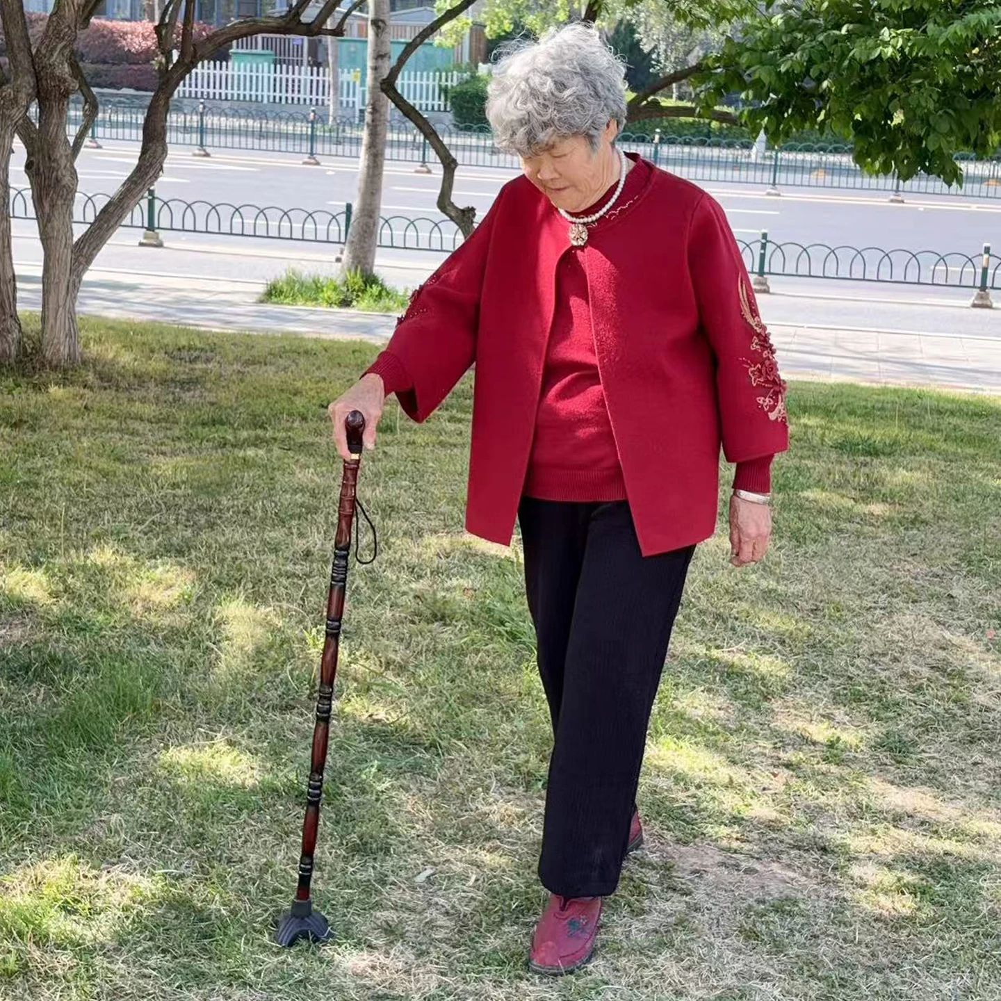 elderly-walking-cane-non-slip-lightweight-four-legged-wooden-handheld-stick-for-men-and-women-rehabilitation-walking-stick