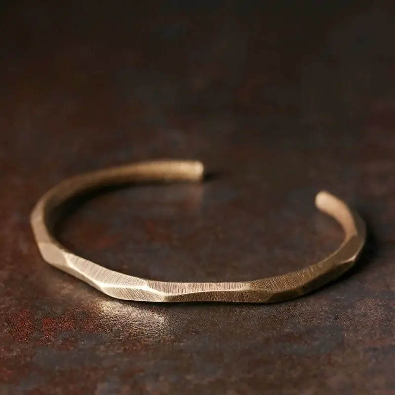 Geschliffener, polierter Bronze-Armreif, neutraler, matter Metall-Manschettenarmreif, strukturierter Handschmuck, Geburtstagsgeschenke für Männer und Frauen, Büro- und Alltagsoutfits – Detail 1