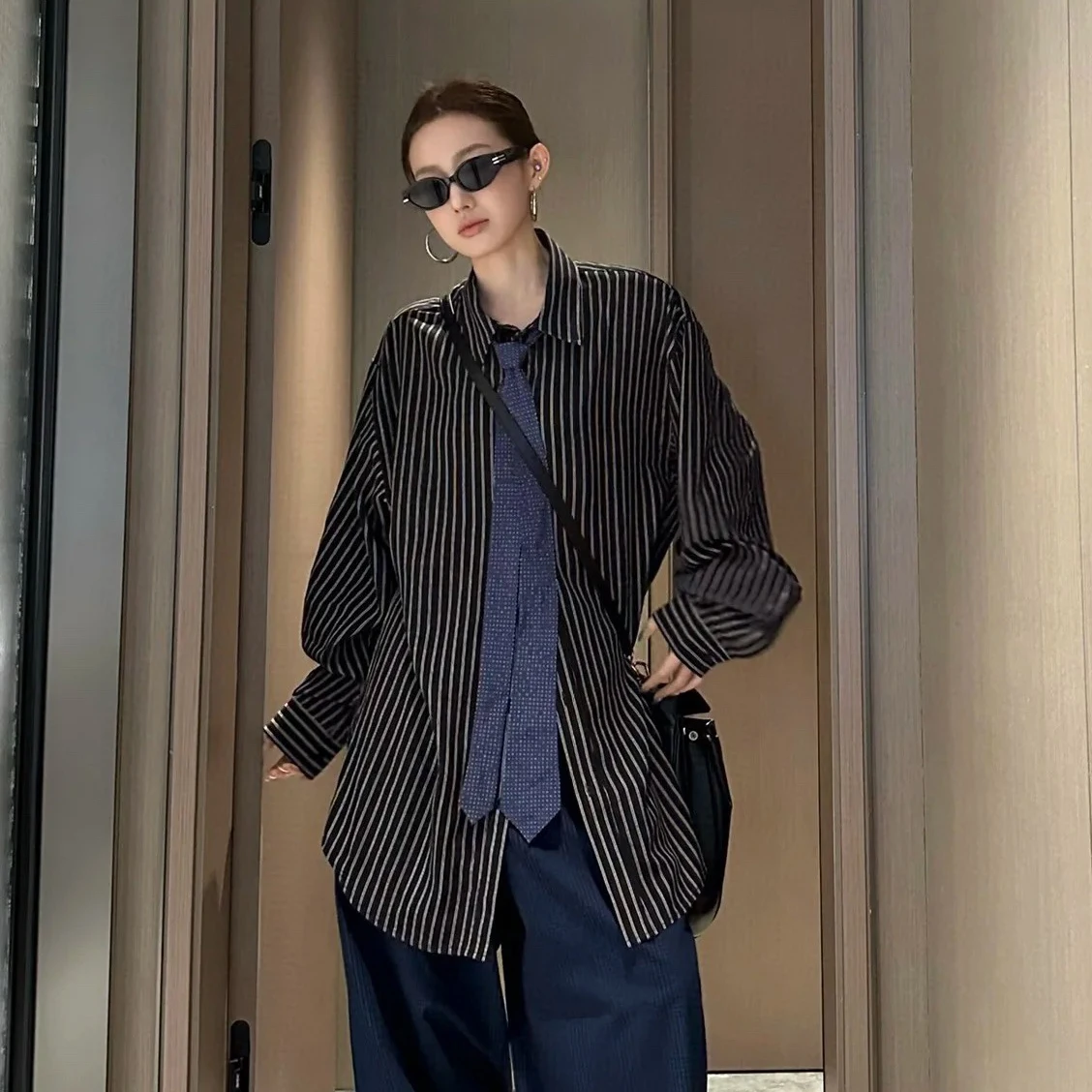 

Повседневная полосатая рубашка свободного кроя для пар, в парижском стиле, черно-белая, с цветовыми блоками, создающая ощущение роскоши, из хлопка, с длинным рукавом.