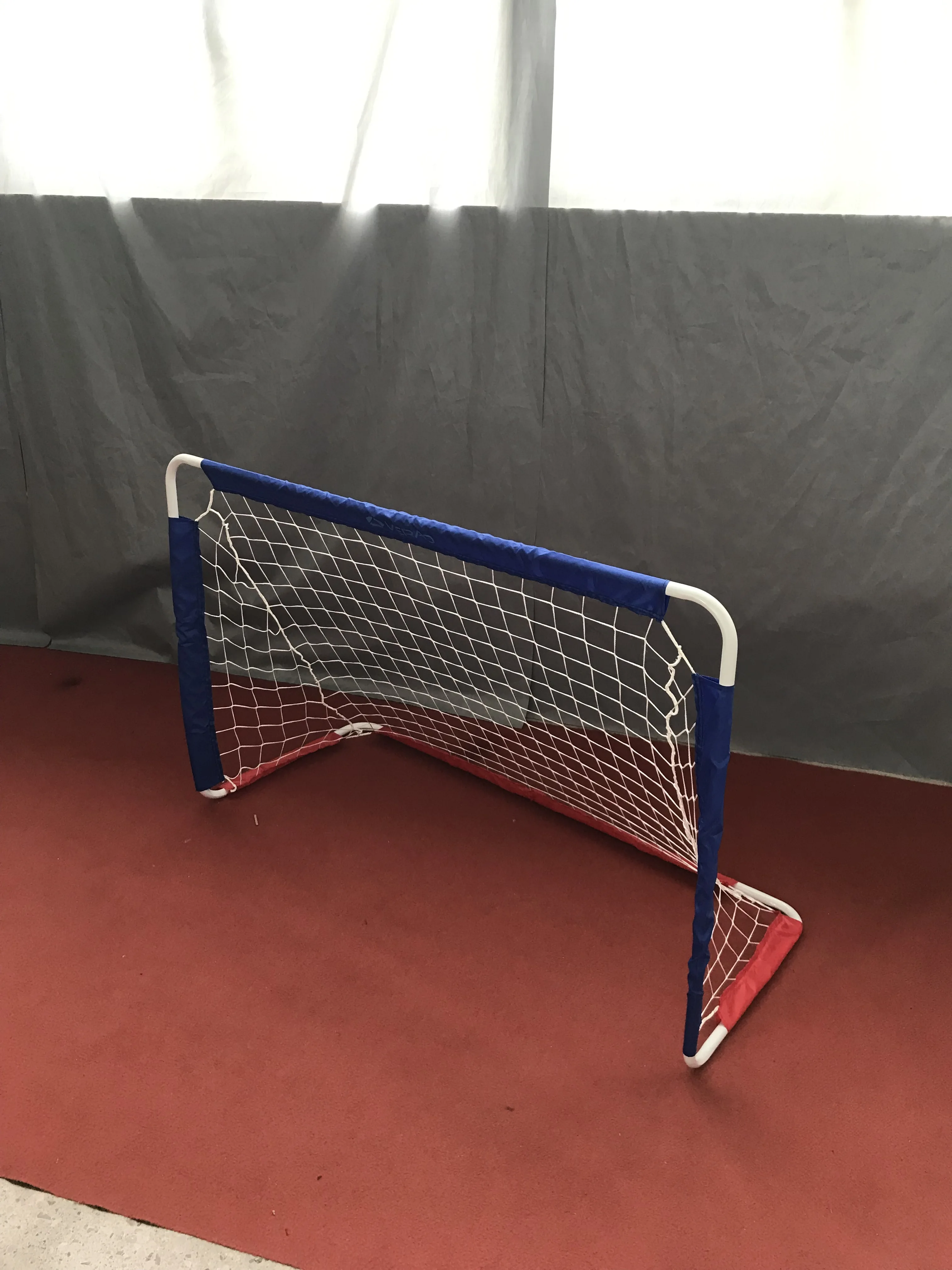 Porta de fútbol fitness portátil para entrenamiento en equipo de fútbol infantil.