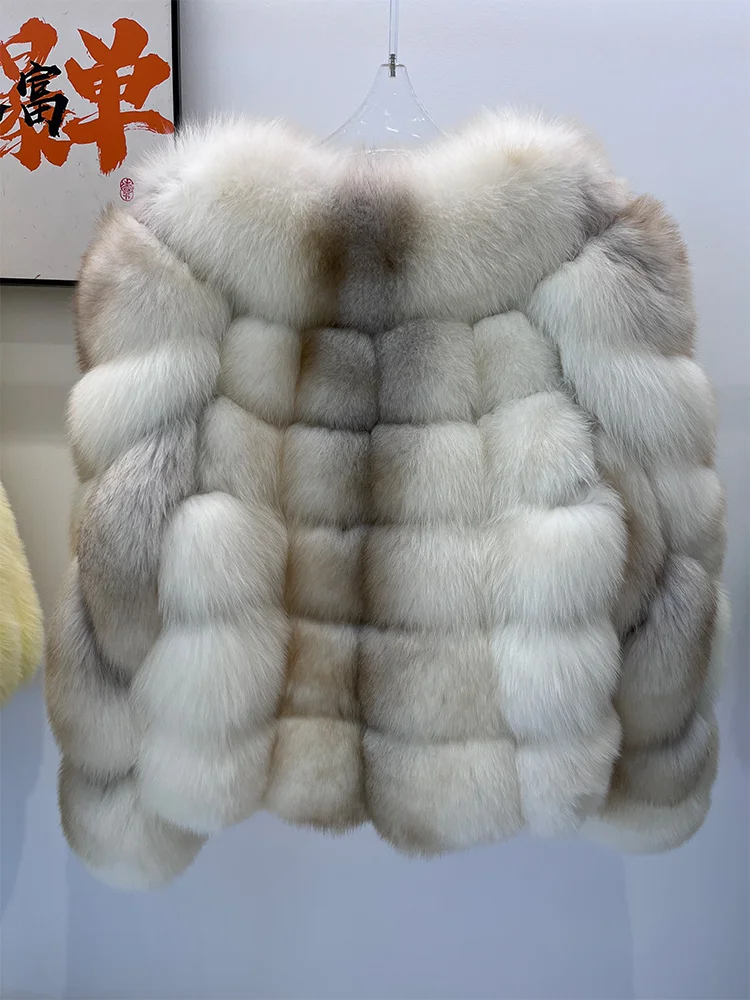 معطف شتوي لعام 2025 من فرو الثعلب الحقيقي للنساء ملابس بيضاء جديدة من الجلد والفراء معاطف طبيعية وسترات عصرية