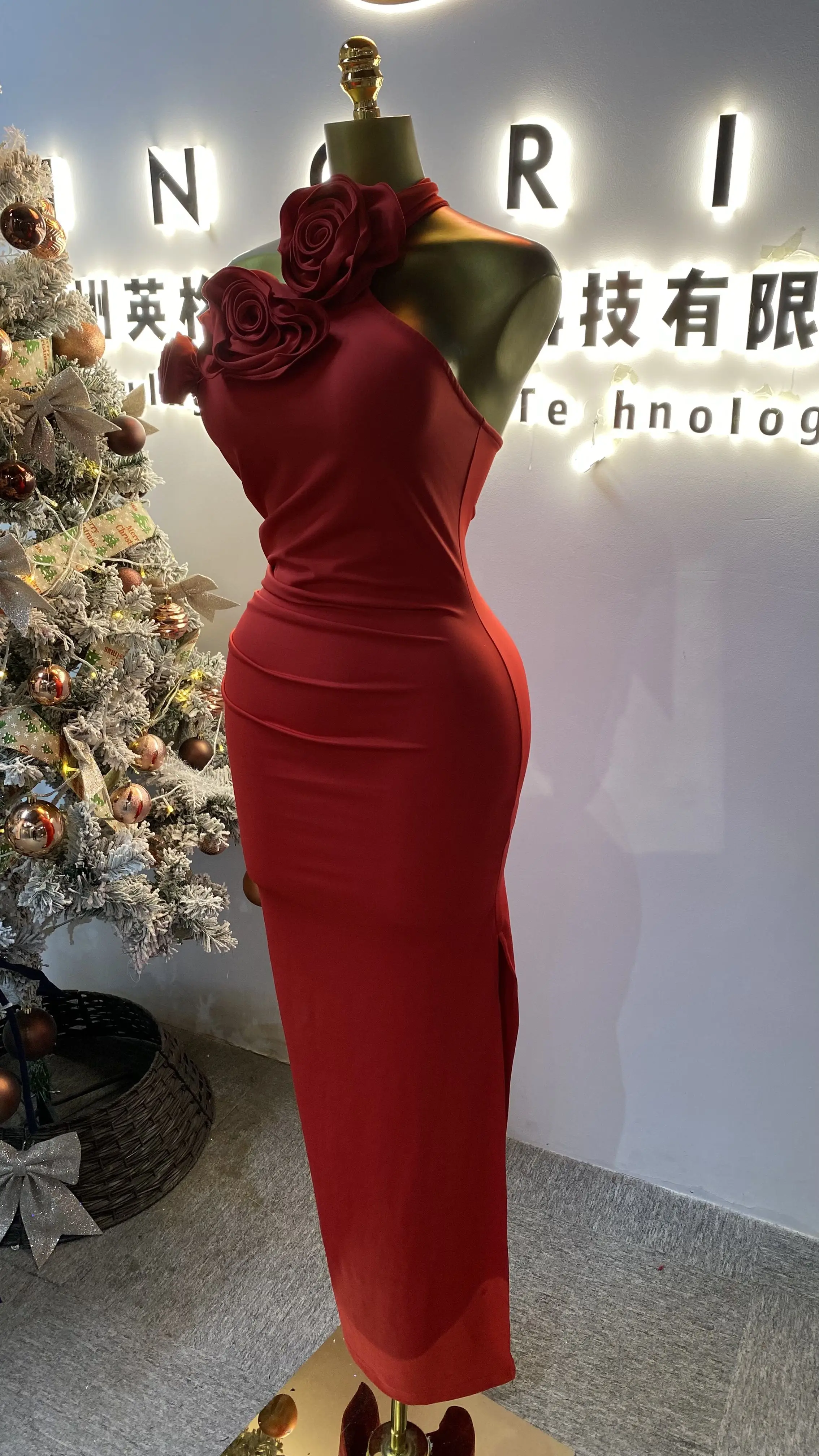 فستان نسائي أنيق وراقي من الساتان الأحمر مزين بالزهور ورقبة عالية من الساتان-GZXX115