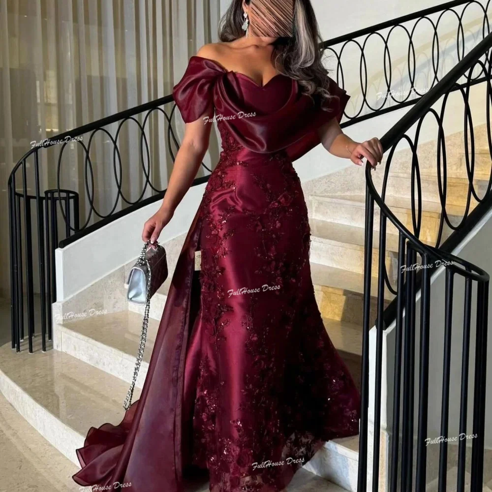 Maßgeschneidertes schulterfreies, plissiertes, sexy Etuikleid, bodenlanges Hochzeits-Partykleid, rückenfreies Ballkleid mit floraler Spitze und Sweep-Court