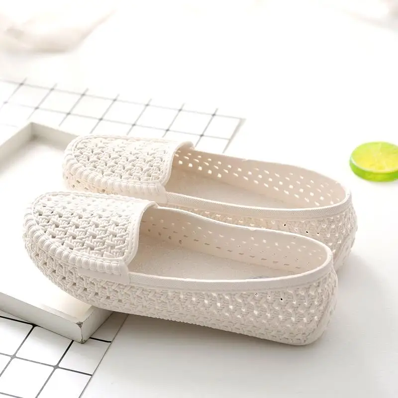 Sandalias de verano blancas para mujer, zapatos de enfermera, antideslizantes, de suela suave, cómodos, para mamá, planos, huecos, de plástico, tipo zueco.