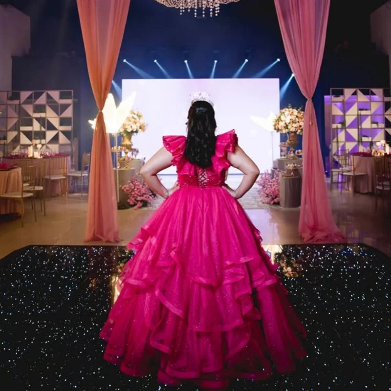 Vestido Rosa Pink Off-Shoulder com Cristais e Glitter, Camadas de Renda, Cauda Longa, Vestido de 15 Anos Personalizado