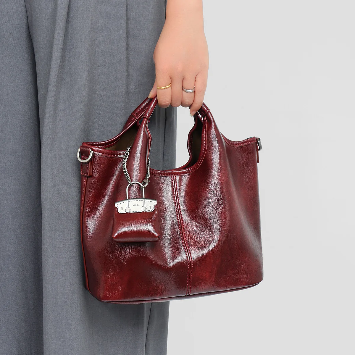 

2026 Высококачественная дизайнерская роскошная сумка большой вместимости из масляно-вощеной кожи с ведром на одно плечо для ручной переноски подмышками