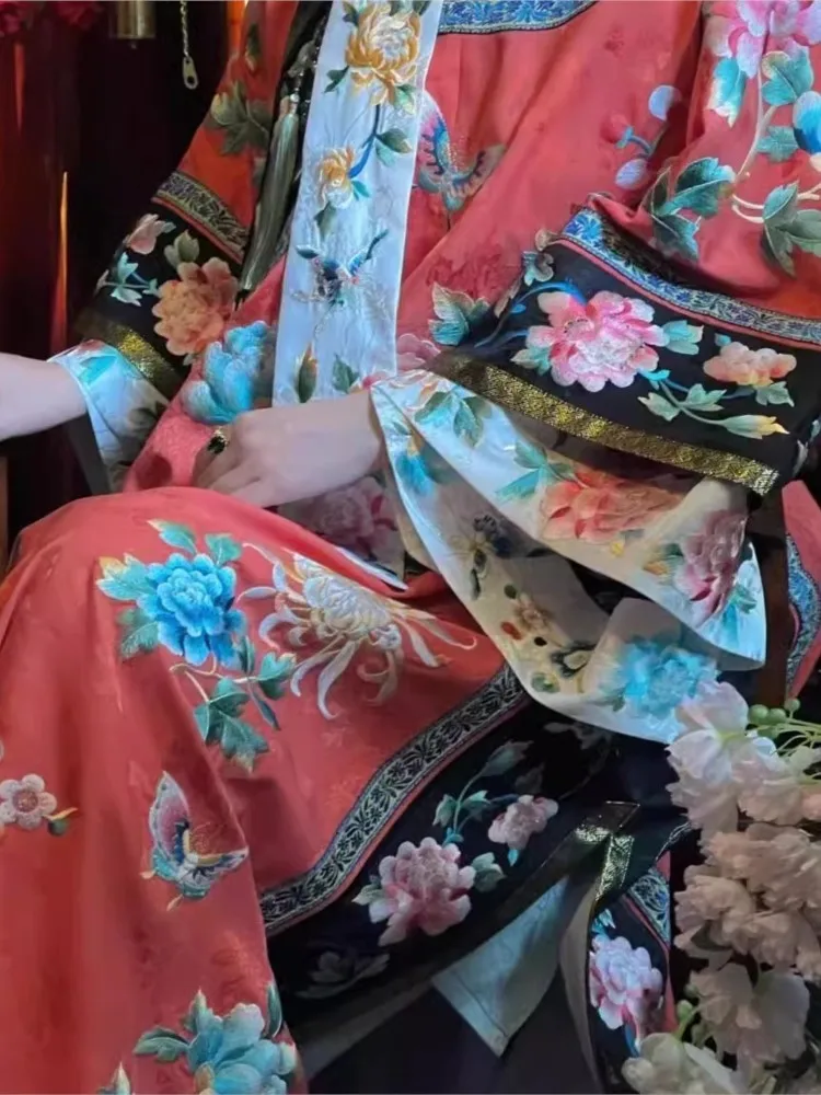 

Elegant and Luhua's new gilded dress