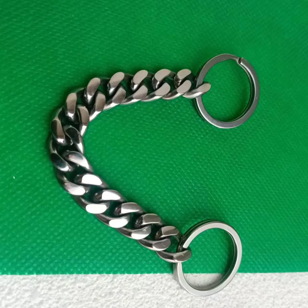 

10.5mm pure titanium chain with titanium rings at both ends, diameter 25mm, motorcycle anti-theft chain