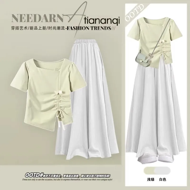 

Комплект из двух предметов: футболка с коротким рукавом в корейском стиле и повседневные широкие брюки с высокой талией, создающие стройнящий силуэт, с дизайнерским акцентом