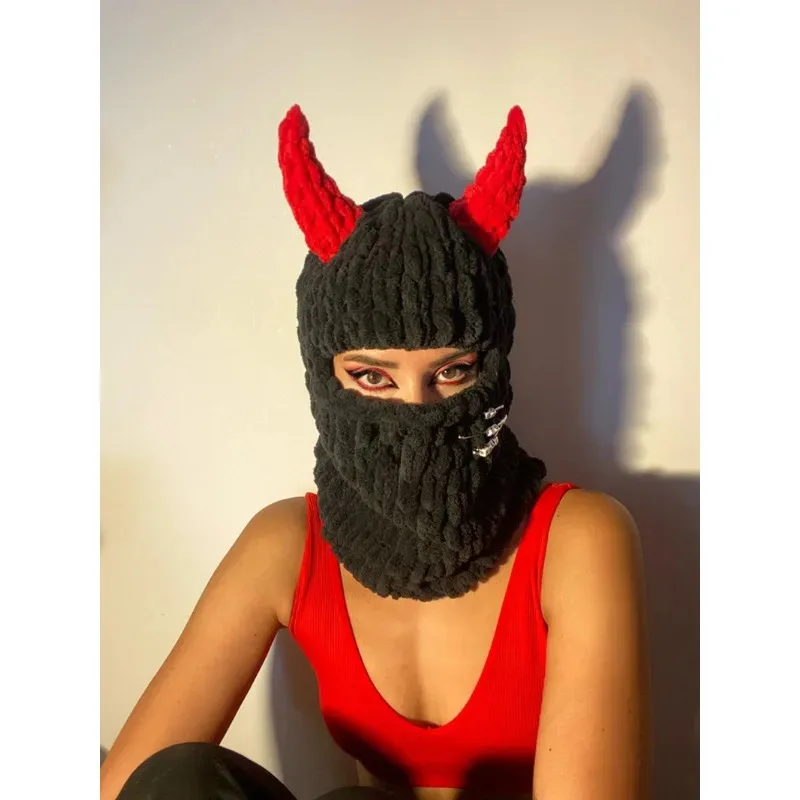 الشيطان باوتو قناع بالاكلافا شبح القرن الإناث الذكور دور اللعب هالوين الدعامة مطاطا محبوك قبعة تدفئة kn.7