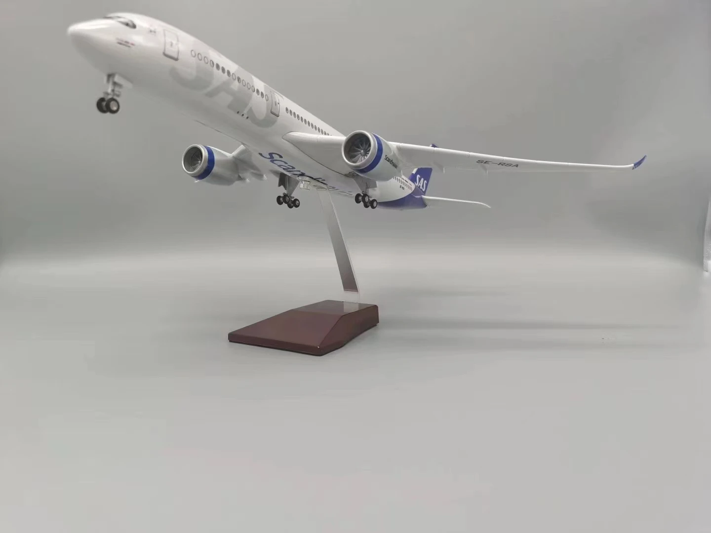 Imagem -06 - Escala 1:142 47cm Airbus A350 Sas Modelo de Aeronave Escandinava Airlines com Luzes e Rodas Aeronave de Resina Plástica Fundida