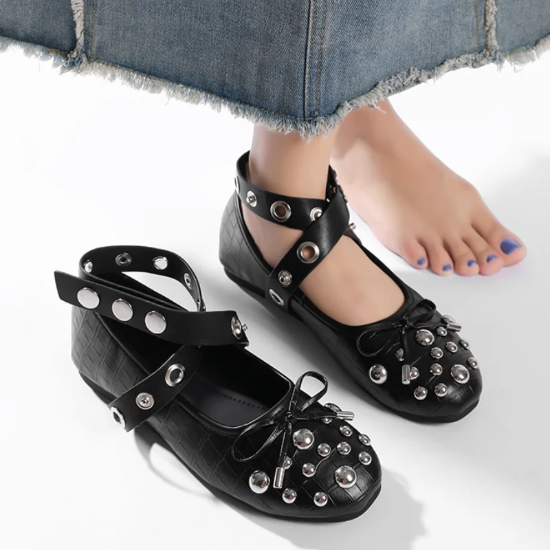 รองเท้าบัลเล่ต์แบบมีโบว์ประดับ รุ่นปี 2026 สไตล์พังก์ สายหนังนิ่ม รองเท้าแมรี่เจนสำหรับผู้หญิง รองเท้าลำลองใส่สบายสำหรับเต้น